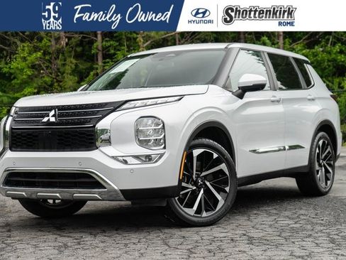 Used 2022 Mitsubishi Outlander SE image 1