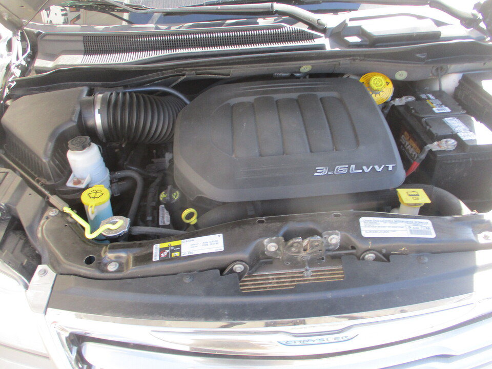 Used 2015 Chrysler Town & Country Touring FWD image 4