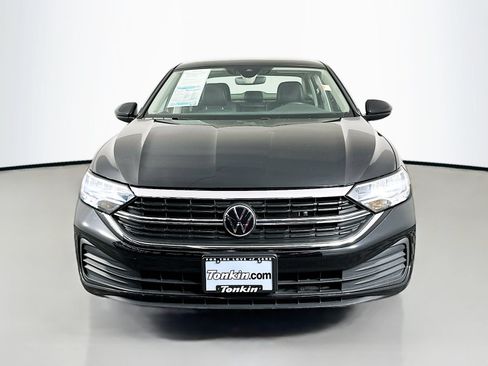Used 2024 Volkswagen Jetta SE FWD image 2