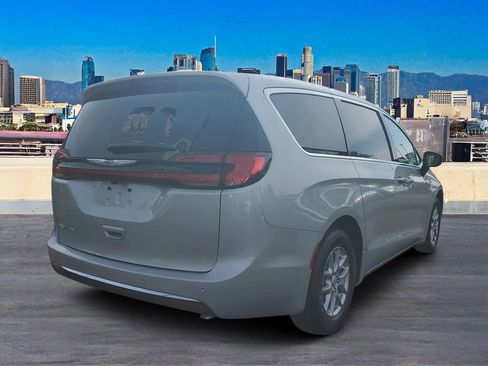 New 2026 Chrysler Pacifica Select image 4