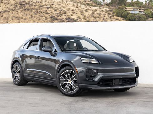 Certified 2025 Porsche Macan Electric image 9