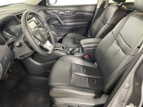 Used 2019 Nissan Rogue SL w/ Premium Package image 2