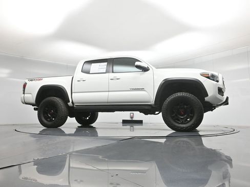 Used 2022 Toyota Tacoma TRD Off-Road w/ Technology Package AWD/4WD image 3