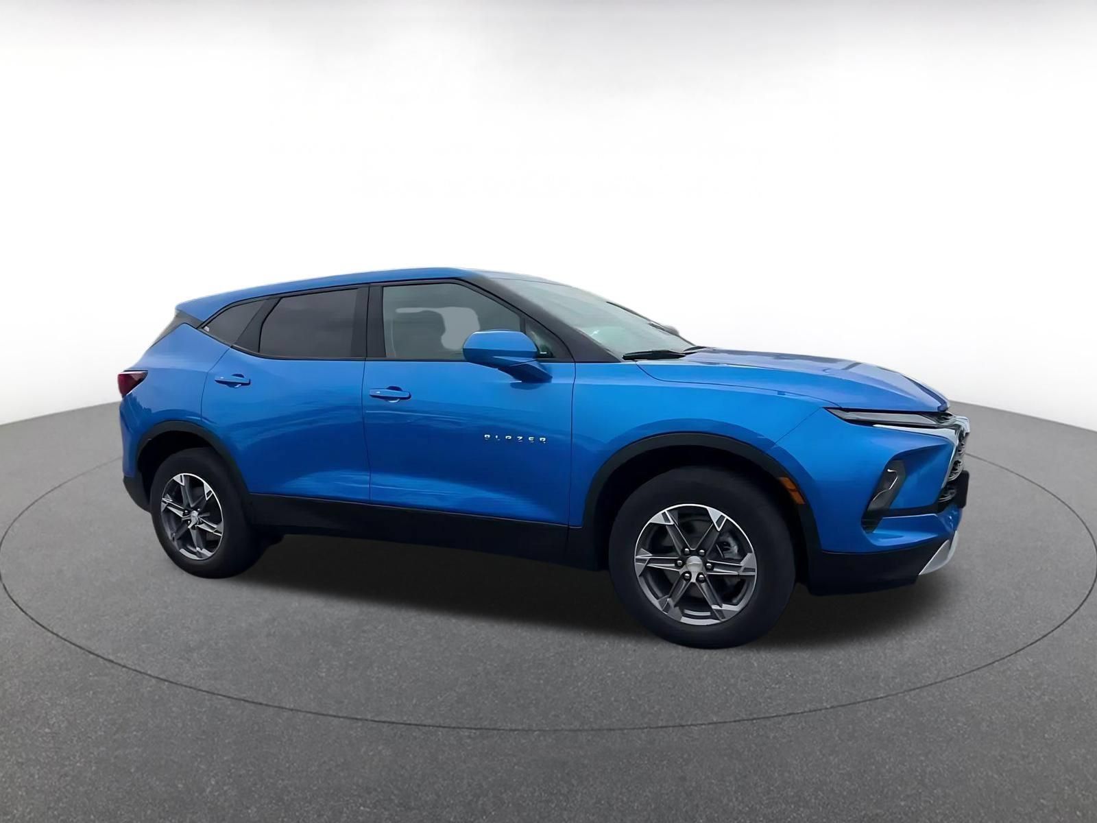 Used 2025 Chevrolet Blazer LT FWD image 2