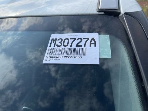 Used 2022 Toyota Highlander XLE AWD/4WD image 16