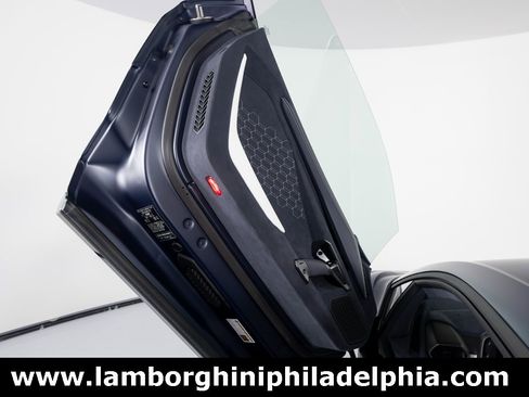 Used 2025 Lamborghini Revuelto image 10