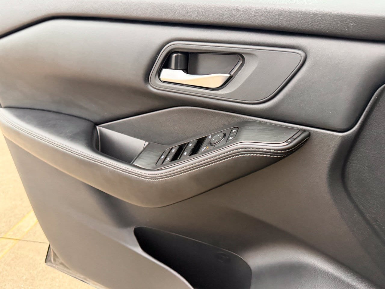 Certified 2025 Nissan Rogue SV FWD image 26