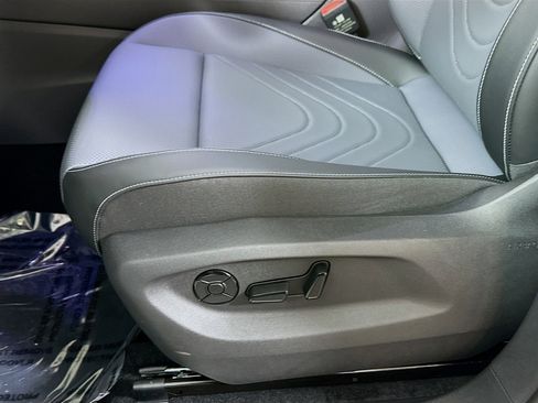 New 2025 Volkswagen Tiguan SE image 18