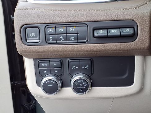 Used 2023 GMC Yukon XL Denali AWD/4WD image 17