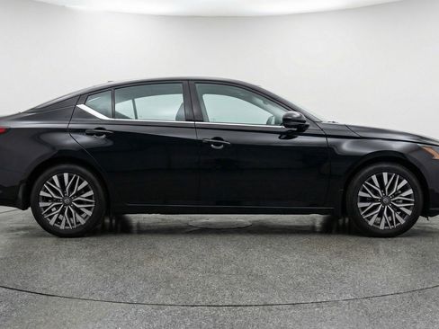 Used 2025 Nissan Altima 2.5 SV image 11