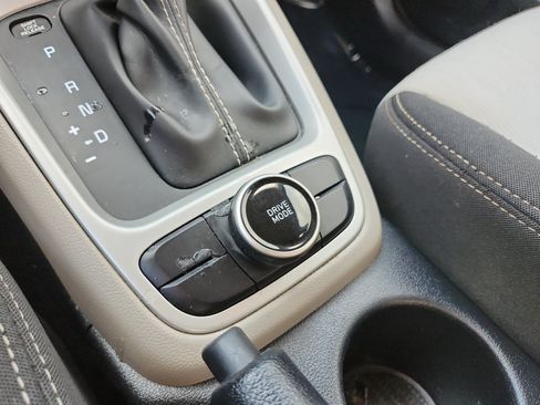 Used 2022 Hyundai Venue SEL FWD image 21