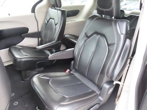 Used 2020 Chrysler Voyager Lxi FWD image 35
