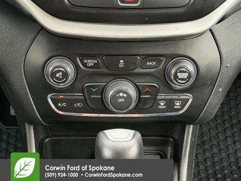 Used 2017 Jeep Cherokee Trailhawk AWD/4WD image 28