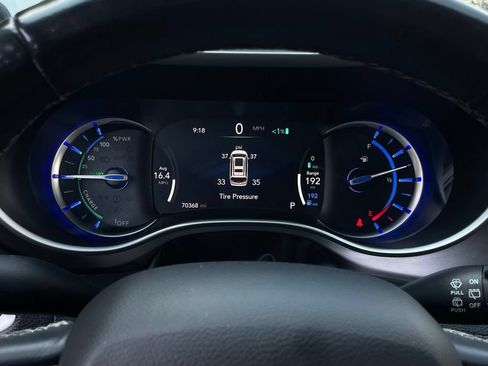 Used 2021 Chrysler Pacifica Touring-L FWD image 16
