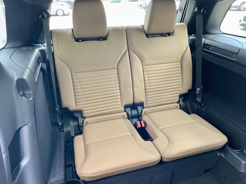 Certified 2025 Land Rover Discovery Dynamic SE AWD/4WD image 33