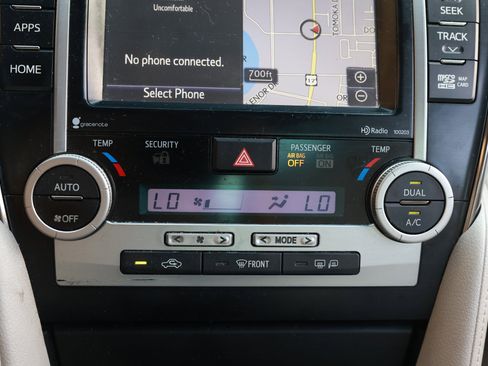 Used 2014 Toyota Camry Hybrid image 38