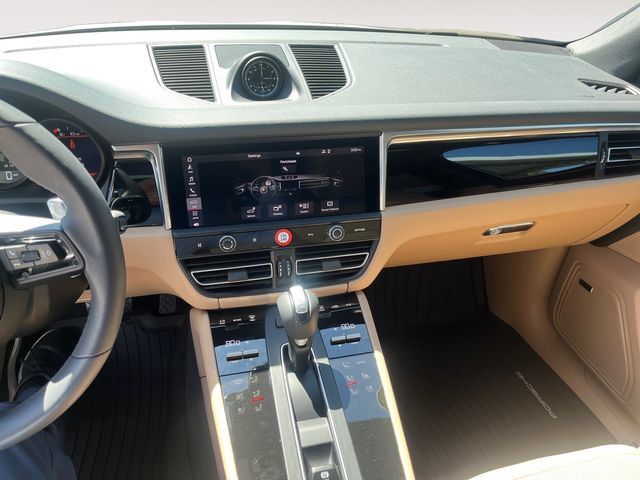 Used 2025 Porsche Macan AWD/4WD image 11