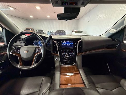 Used 2020 Cadillac Escalade Luxury AWD/4WD image 32