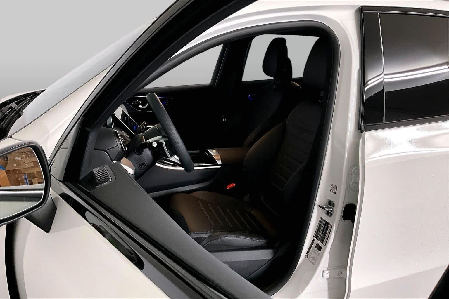 Used 2025 Mercedes-Benz GLC 300 4MATIC image 9