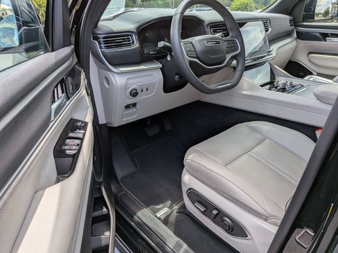 Used 2025 Jeep Wagoneer Series III w/ Premium Group I AWD/4WD image 11