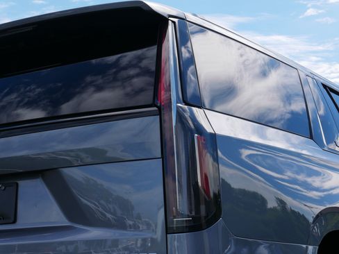 Used 2022 Cadillac Escalade ESV Premium Luxury AWD/4WD image 17