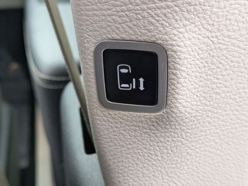 Certified 2024 Chrysler Pacifica Touring-L image 32