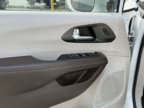 Used 2021 Chrysler Pacifica Touring-L image 12