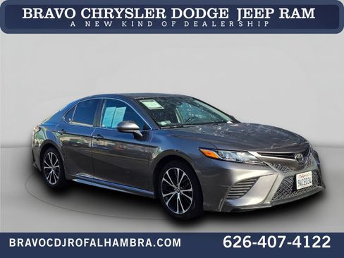 Used 2020 Toyota Camry SE w/ Carpet Mat Package FWD image 1