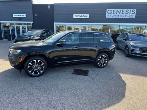 Used 2023 Jeep Grand Cherokee Overland w/ Luxury Tech Group IV AWD/4WD image 5