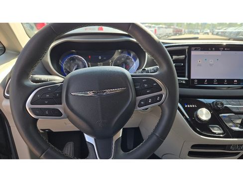 Used 2024 Chrysler Pacifica Touring-L FWD image 33
