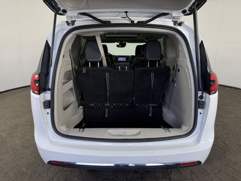 Used 2024 Chrysler Pacifica Limited FWD image 7