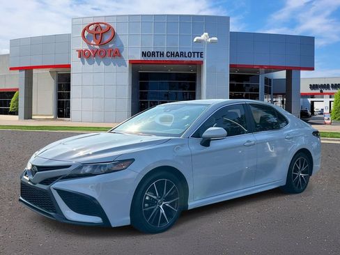 Used 2024 Toyota Camry SE w/ Convenience Package FWD image 5