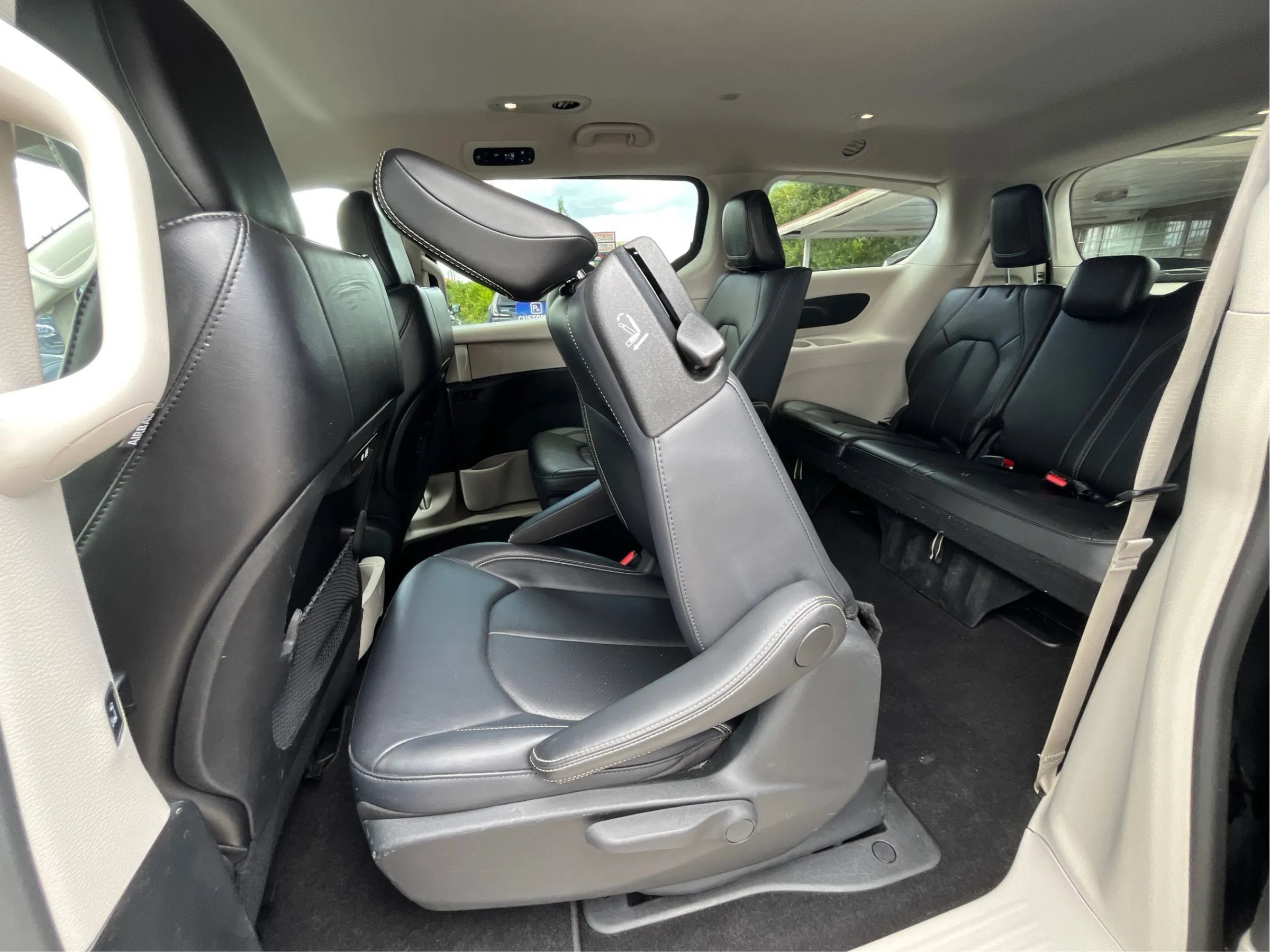 Used 2024 Chrysler Pacifica Limited FWD image 12