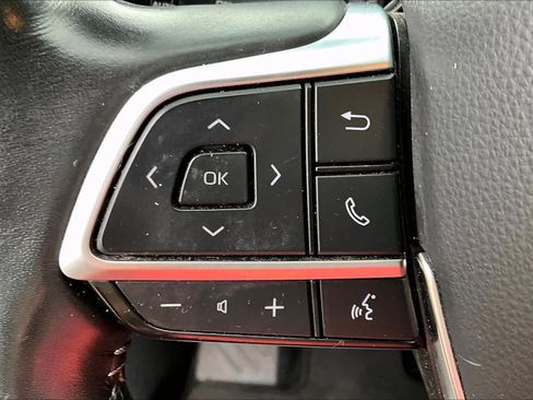 Used 2021 Toyota Highlander XLE FWD image 22