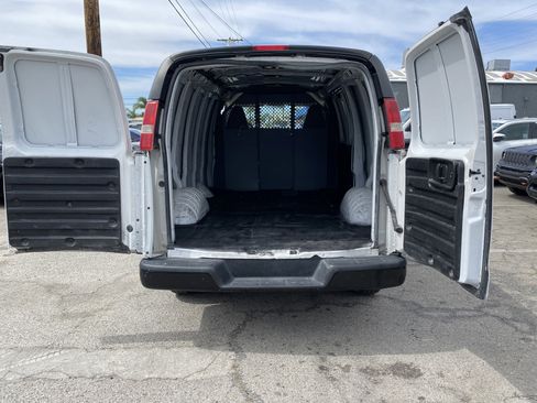 Used 2017 Chevrolet Express 2500 RWD image 19