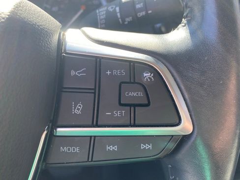 Used 2020 Toyota Highlander XLE image 29