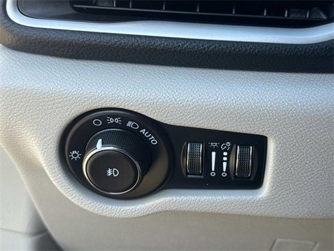 Used 2023 Chrysler Pacifica Touring-L image 17