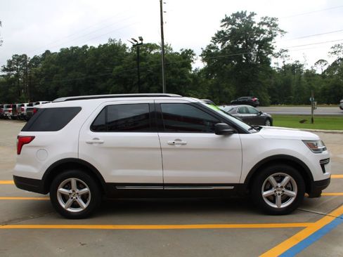 Used 2018 Ford Explorer XLT FWD image 2