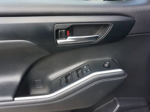 Used 2021 Toyota Highlander XLE FWD image 4