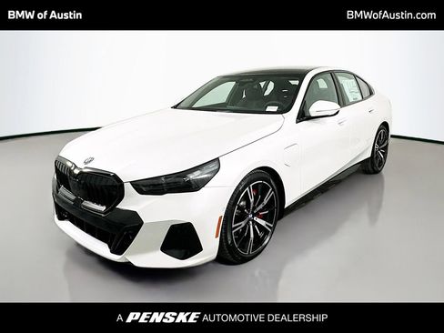 Used 2026 BMW 550e xDrive image 1