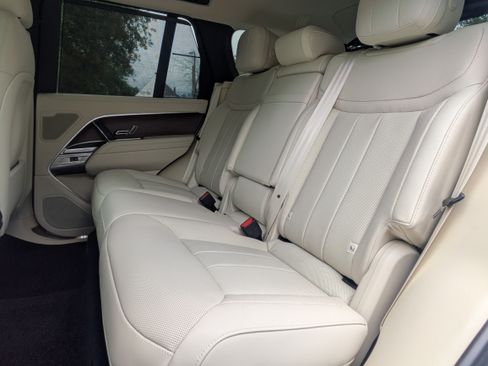 Used 2025 Land Rover Range Rover SE AWD/4WD image 13