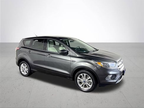 Used 2017 Ford Escape SE image 4