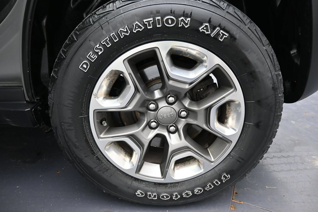 Used 2019 Jeep Cherokee Trailhawk w/ Cold Weather Group AWD/4WD image 33