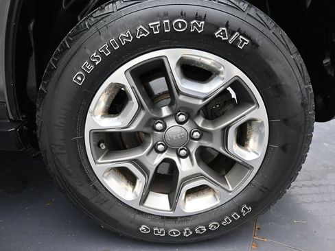 Used 2019 Jeep Cherokee Trailhawk w/ Cold Weather Group AWD/4WD image 33