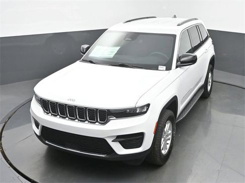 Used 2024 Jeep Grand Cherokee Laredo image 38