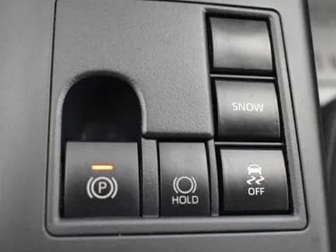 Used 2025 Toyota Highlander LE FWD image 33