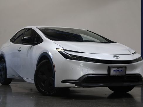 Used 2024 Toyota Prius LE FWD image 2