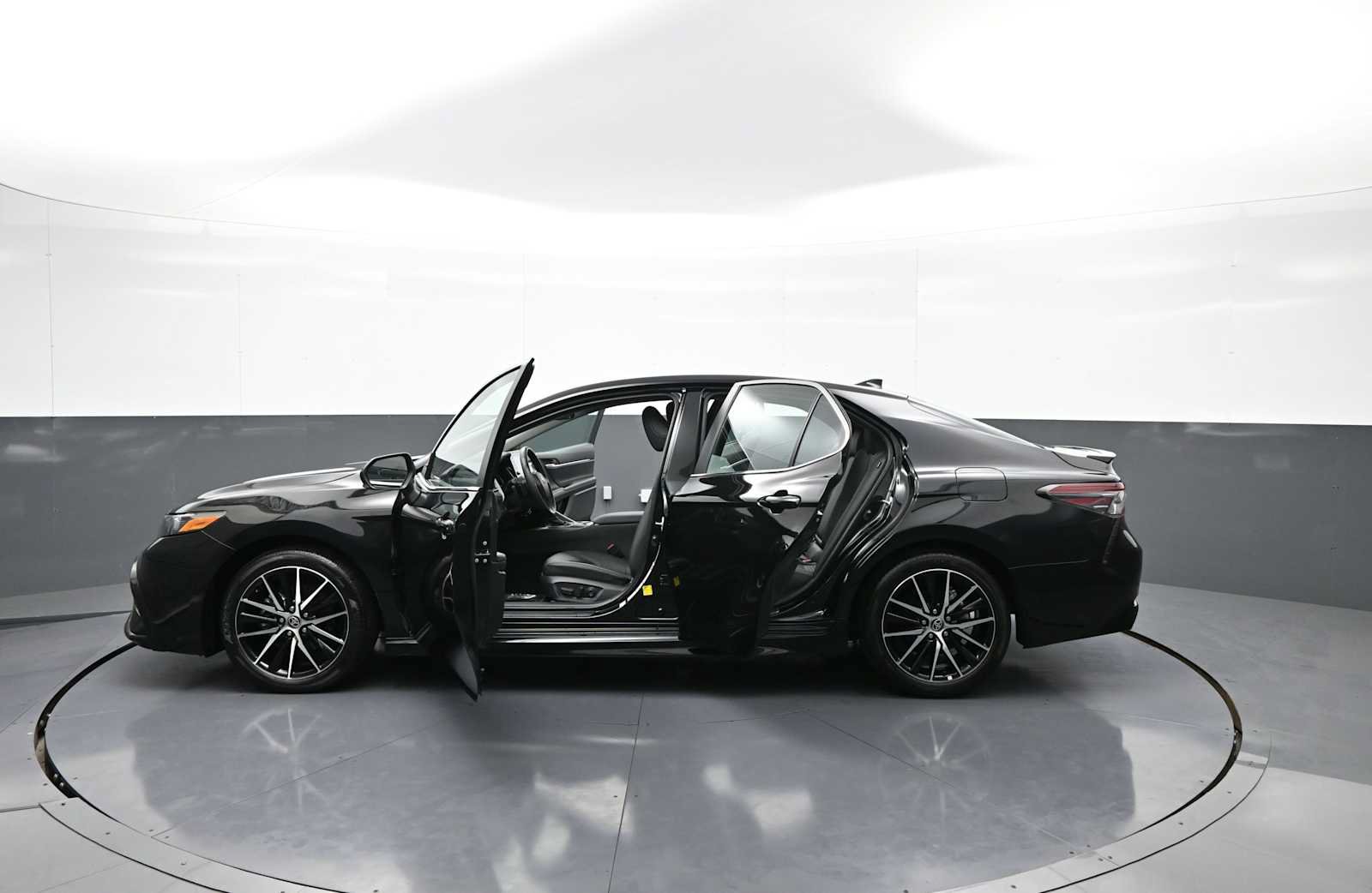 Used 2024 Toyota Camry SE AWD/4WD image 42