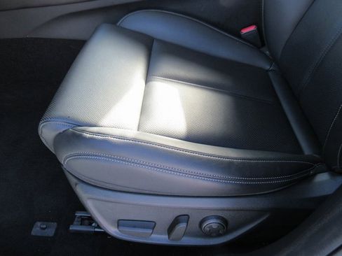 Used 2025 Genesis G70 2.5T image 12