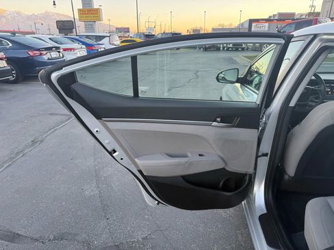 Used 2018 Hyundai Elantra SE w/ SE Connectivity Package 04 image 23